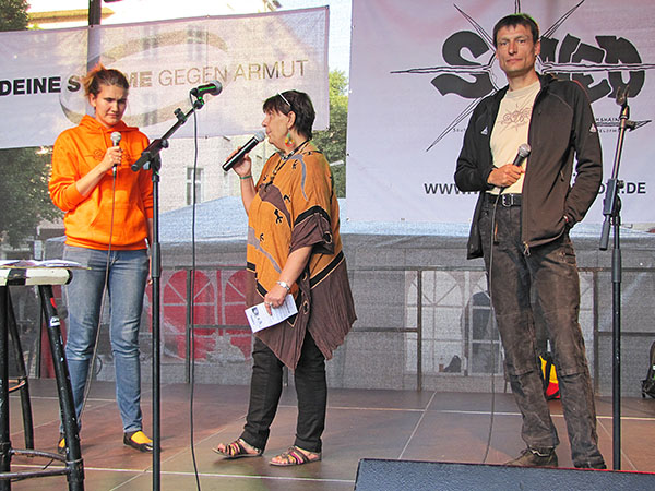 Weltfest am Boxhagener Platz 2013 - Natalie Etim (SONED), Brigitta Bremme und Andi Raue (SONED) auf der Weltfest Bühne