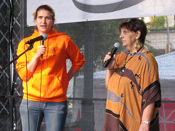 Weltfest am Boxhagener Platz 2013 - Natalie Etim (SONED) und Brigitta Bremme auf der Weltfest Bühne