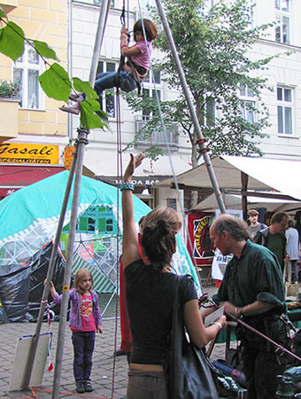 Weltfest am Boxhagener Platz 2013 - klettern mit Robin Wood