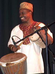 Akinola Famson, Musiker, Dozent und Kulturvermittler